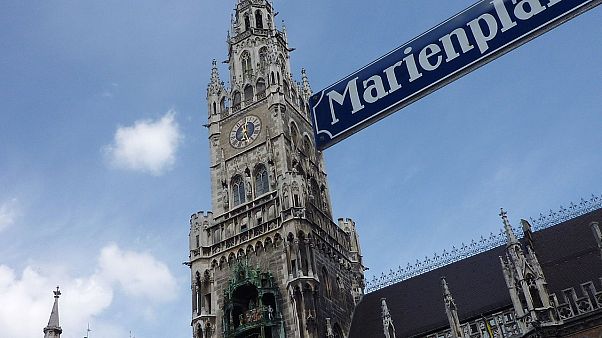 München: Mann verbrennt sich vor Rathaus München: Mann verbrennt sich vor Rathaus