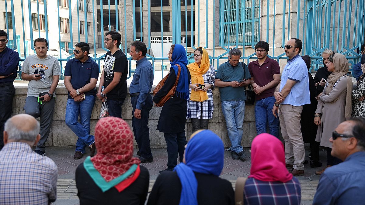 ایرانیان در پای صندوق های رای
