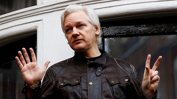 Julian Assange canta victoria después de que Suecia haya cerrado su caso Julian Assange canta victoria después de que Suecia haya cerrado su caso