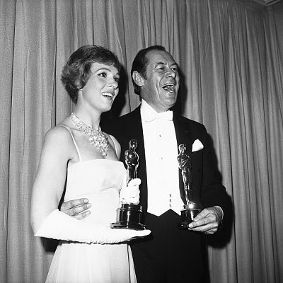 Julie Andrews poses with her Oscar.