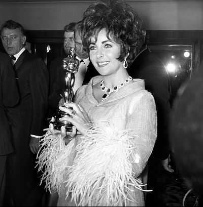 Elizabeth Taylor with her second best actress Oscar.
