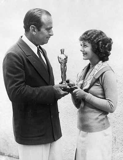 Janet Gaynor wore simple sneakers and a jacket and skirt to accept her Oscar in 1929. 