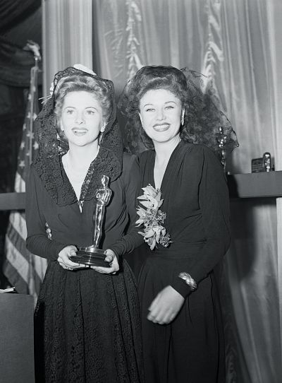 Joan Fontaine (left) wore classic black to accept her 1942 award. 