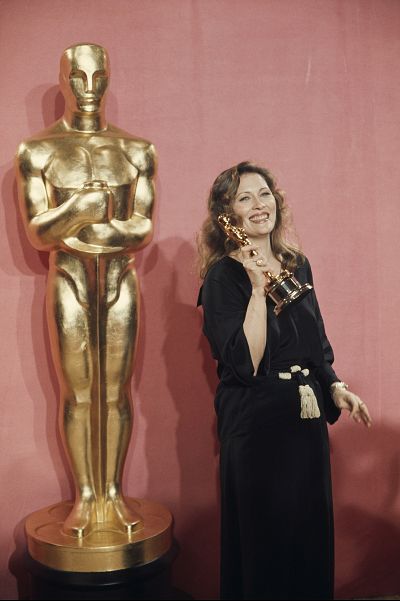 Dunaway at the 1977 Oscars in a simple black gown. 