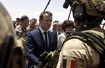 Macron Mali'deki Fransız askeri birliklerini ziyarete gitti