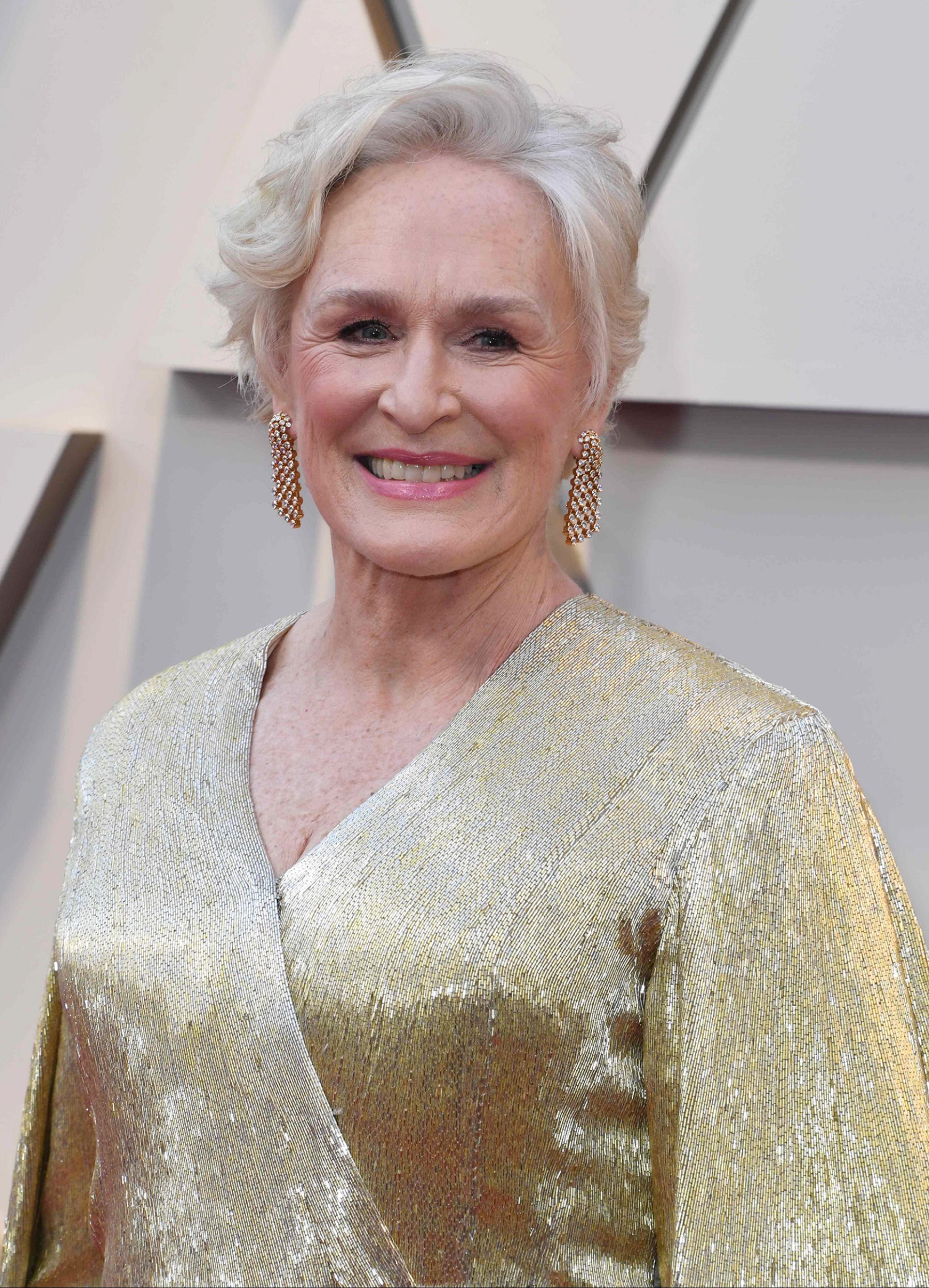 Glenn Close's golden Oscars gown had 4 million beads — and weighed 42 ...