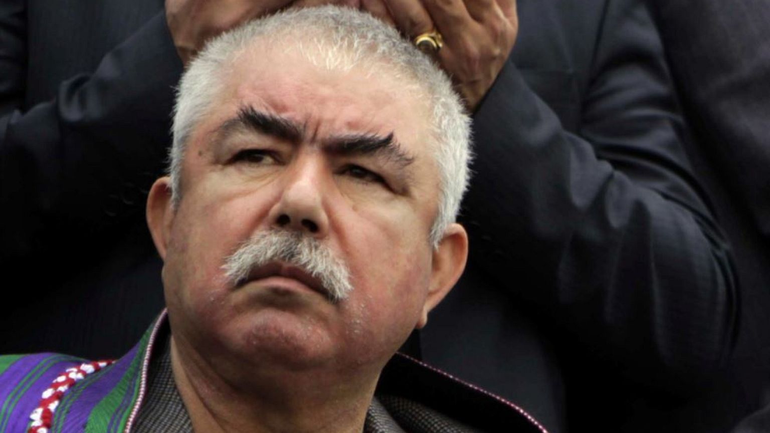 زعيم الحرب الأفغاني السابق عبد الرشيد دوستم يغادر أفغانستان إلى تركيا