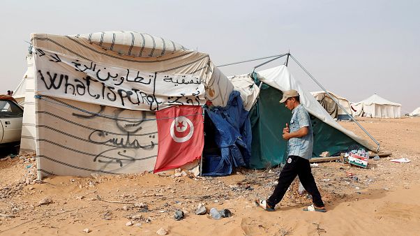 الجيش يطلق النار لتفريق محتجين كانوا سيقتحمون منشأة نفطية الجيش يطلق النار لتفريق محتجين كانوا سيقتحمون منشأة نفطية