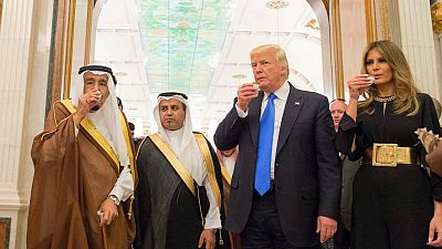 Több száz milliárd dolláros üzletet kötött Donald Trump Szaúd-Arábiával