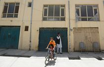 Kivégzés és emberrablás Afganisztánban egy civil szervezet irodájában