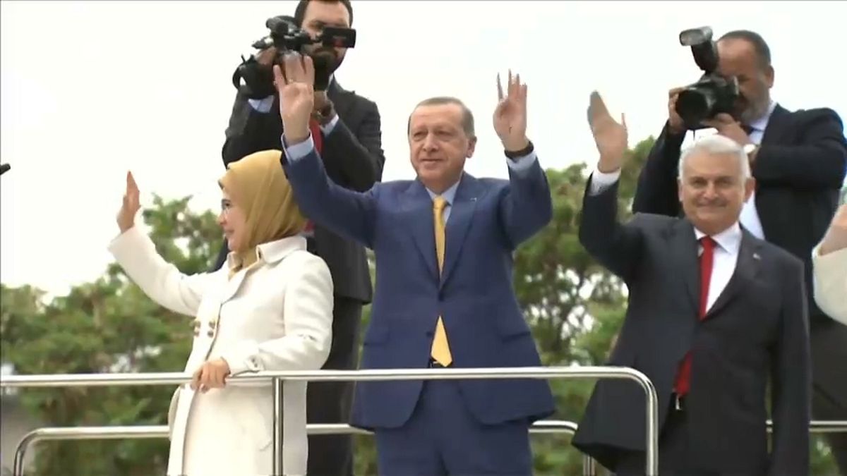 Párt- és köztársasági elnök lett Erdoğan
