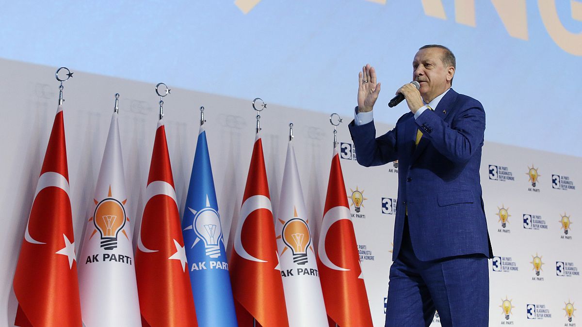 Präsident Erdogan wieder zum AKP-Parteichef gewählt