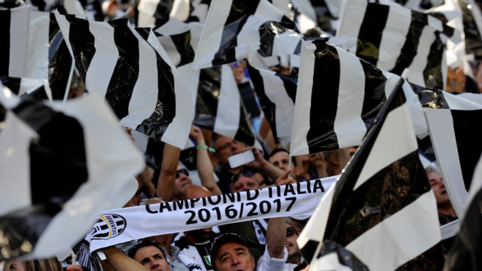 يوفونتوس يتوج  بلقب الدوري الإيطالي للمرة السادسة على التوالي