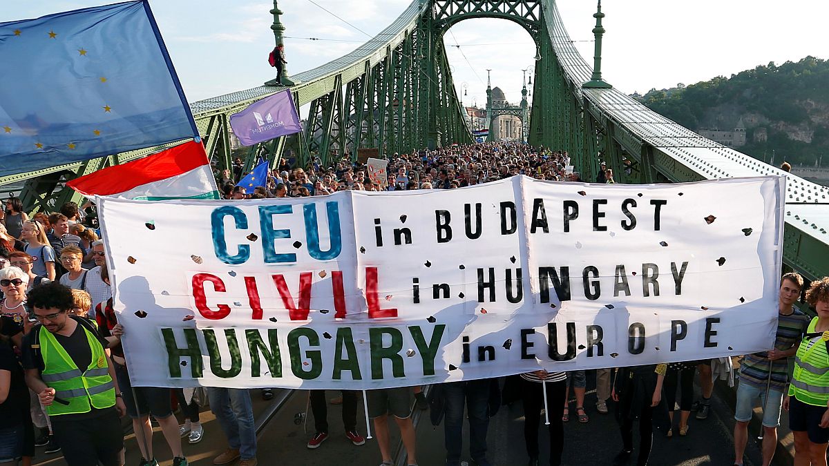 Budapest: Tausende protestieren gegen Orbán