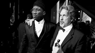 Image: Mahershala Ali and Peter Farrelly pose with the Best Picture award f