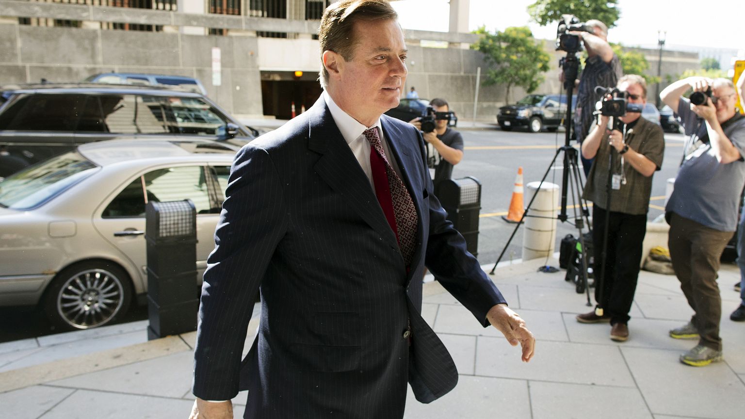 Image: Trump campaign chairman Paul Manafort arrives at court