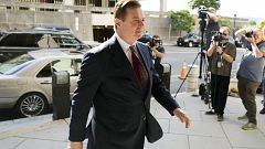Image: Trump campaign chairman Paul Manafort arrives at court