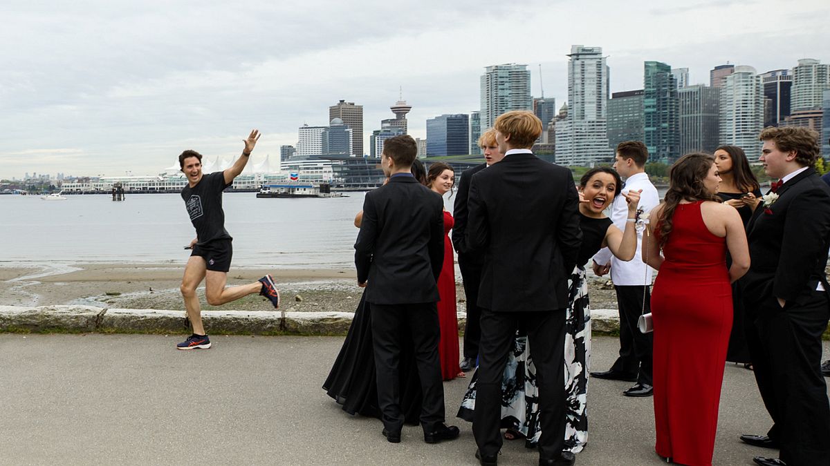 Internet-Hype: Da joggt Trudeau (45) durchs Foto vom Abschlussball