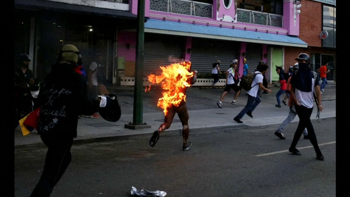 مردی در میان شعله‌های خشم معترضان ضد‌دولتی در ونزوئلا