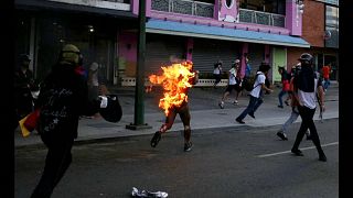 Jovem queimado vivo durante protesto em Caracas