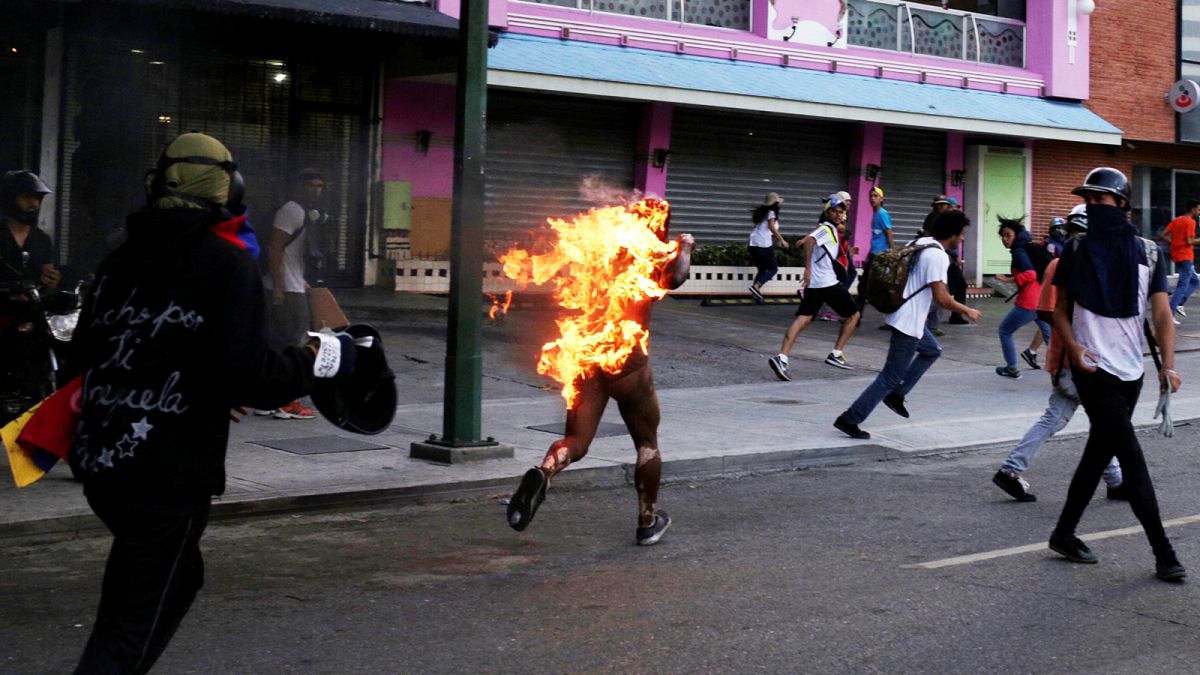 Felgyújtottak egy embert a venezuelai kormányellenes tüntetéseken