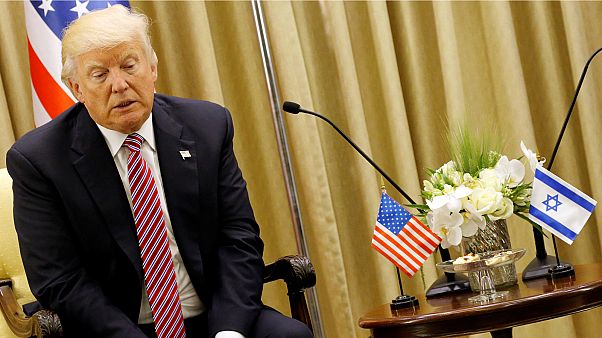 Trump a Tel Aviv incontra il premier Netanyahu e chiede un nuovo sforzo di pace tra israeliani e palestinesi. Trump a Tel Aviv incontra il premier Netanyahu e chiede un nuovo sforzo di pace tra israeliani e palestinesi.