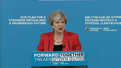 Royaume-Uni : Theresa May bat la campagne et défend son programme