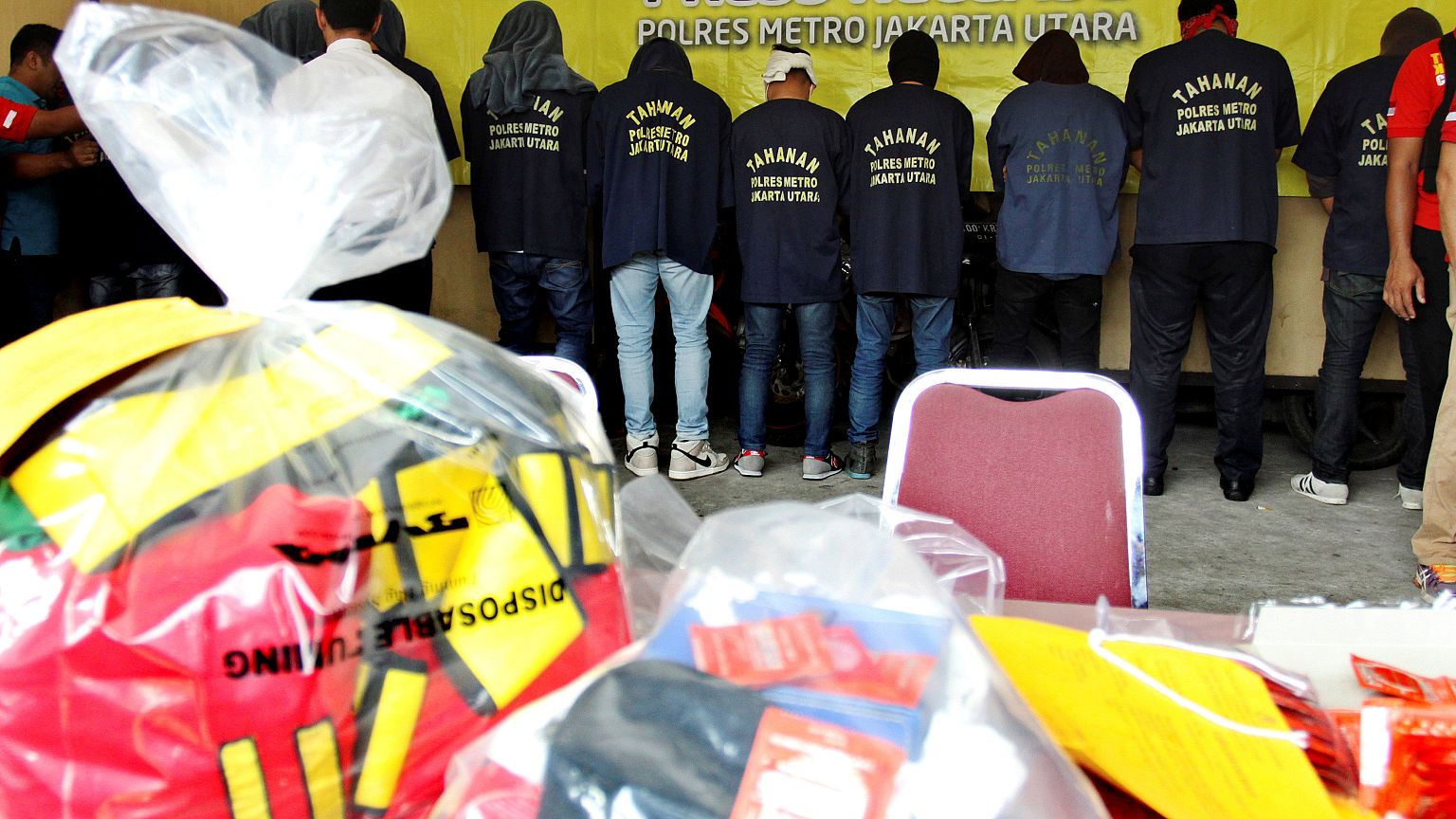 الشرطة تعتقل 141 شخصا متهمين بإقامة حفلة لمثلي الجنس