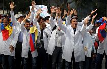 Протест "белых халатов": на улицы Каракаса вышли врачи
