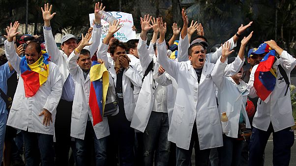 Venezuella'da bu sefer sağlık çalışanları sokağa indi Venezuella'da bu sefer sağlık çalışanları sokağa indi
