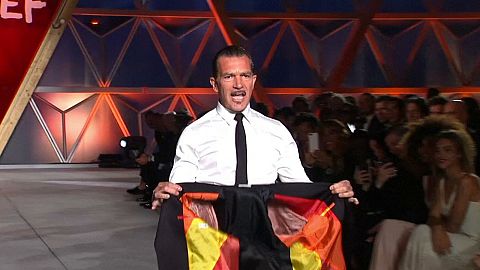 Feuriger Antonio Banderas auf dem Laufsteg