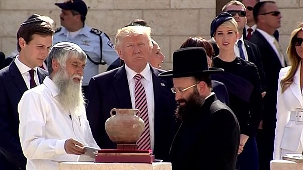 Trump történelmi látogatása a Siratófalnál Trump történelmi látogatása a Siratófalnál