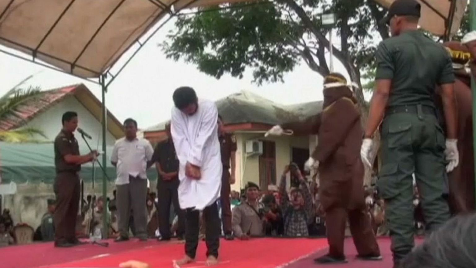 تنفيذ حُكم الجَلْد في إحدى مقاطعات أندونيسيا بتهمة المثلية الجنسية