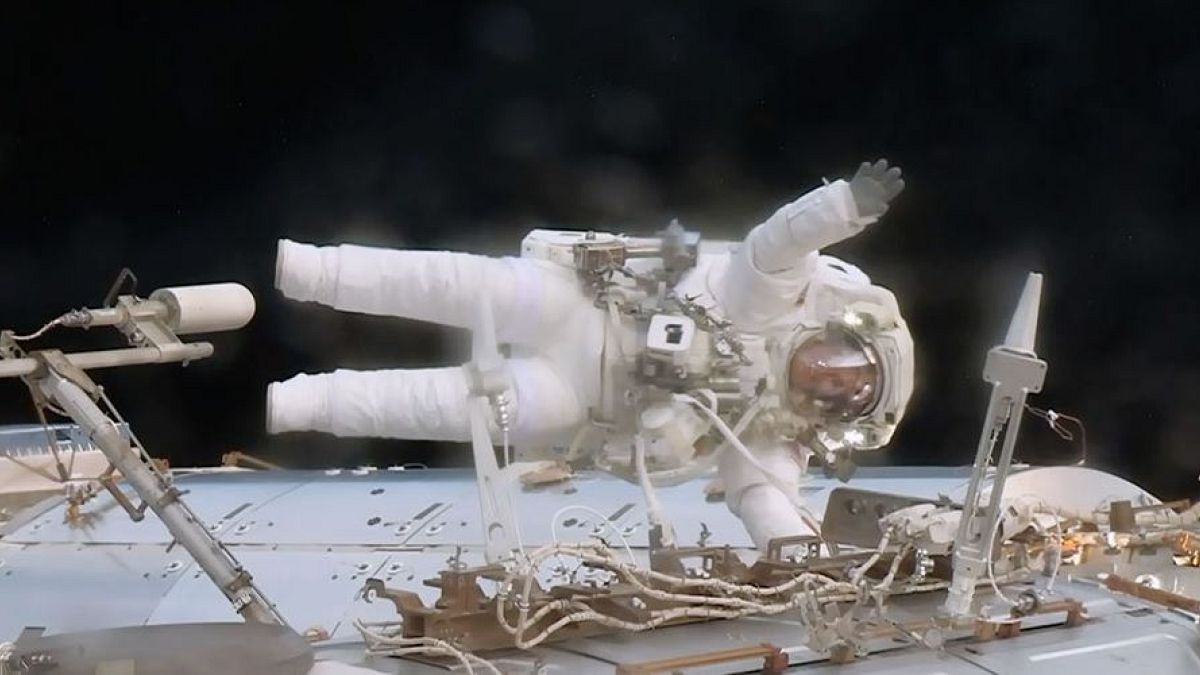 Astronotlar Uluslararası Uzay İstasyonu'nu tamir ediyor