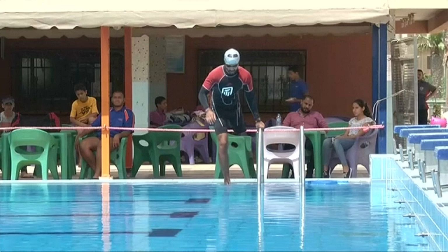 بساقه المبتورة عمر يقطع خليج العقبة سباحة