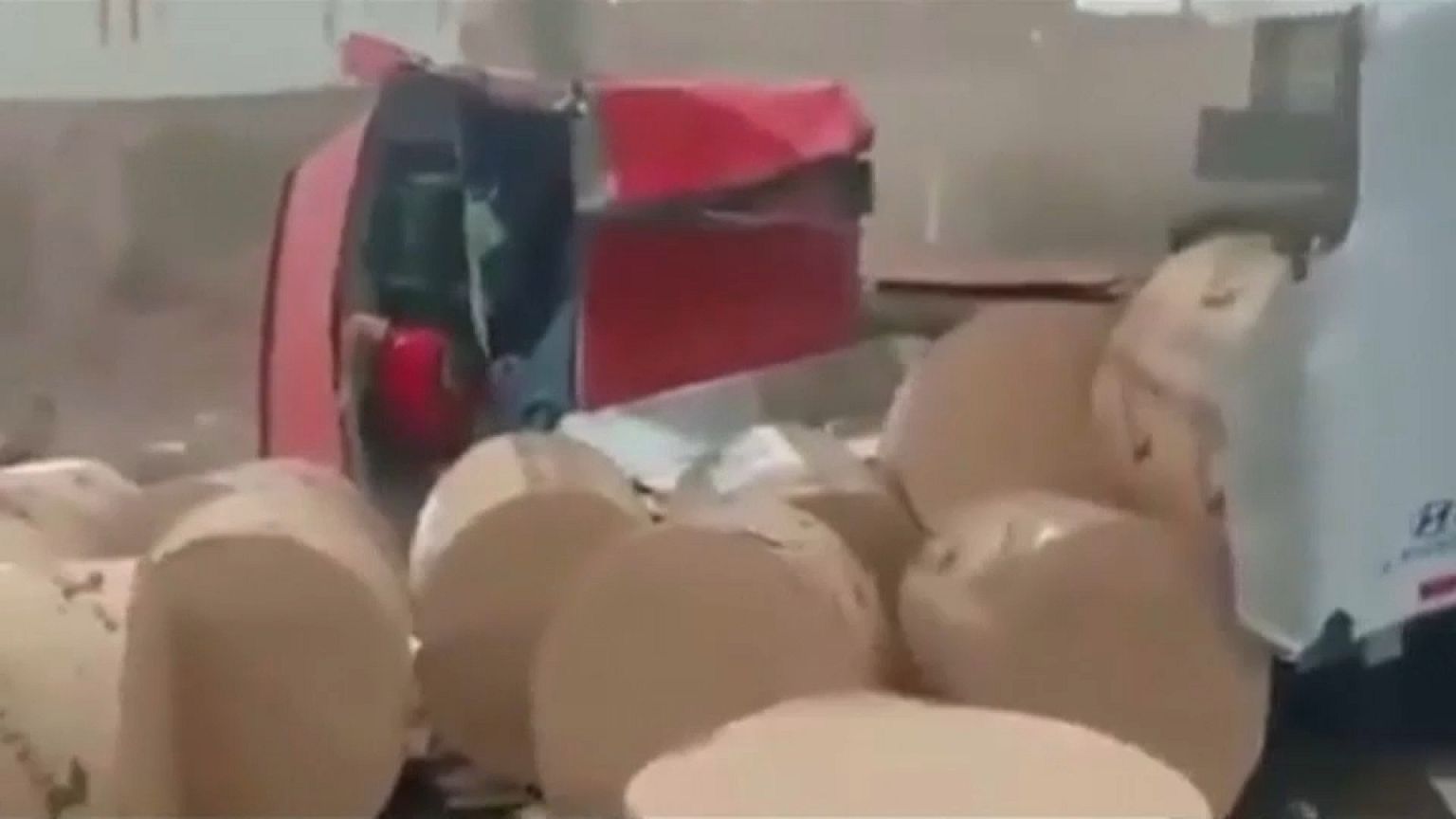 شاهد بالفيديو: سائق ينجح في ايقاف شاحنة سريعة رغم تعطل المكابح