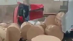 شاهد بالفيديو: سائق ينجح في ايقاف شاحنة سريعة رغم تعطل المكابح