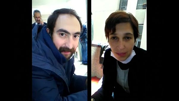 Polícia turca detém casal de professores em greve de fome Polícia turca detém casal de professores em greve de fome