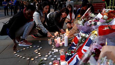 Manchester, omaggio alle vittime dell'attacco