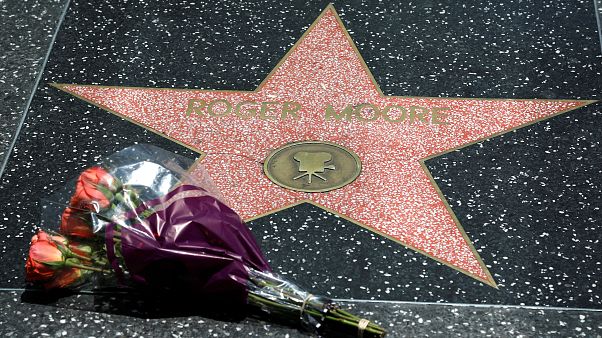 Roger Moore Şöhretler Kaldırımı'nda anıldı Roger Moore Şöhretler Kaldırımı'nda anıldı
