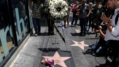 Flores para Roger Moore en el paseo de la fama de Hollywood