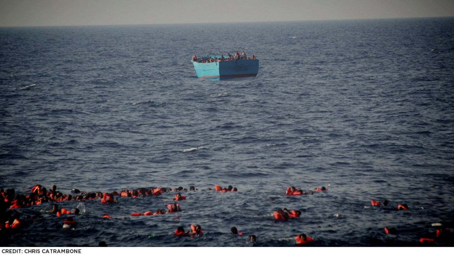 Várias crianças entre dezenas de migrantes afogados no mar Mediterrâneo