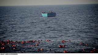 Várias crianças entre dezenas de migrantes afogados no mar Mediterrâneo