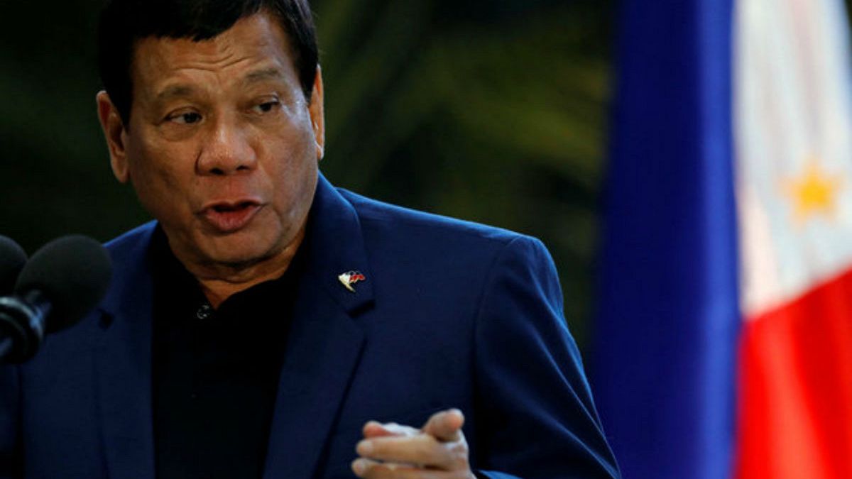 الرئيس الفيليبيني يهدد بفرض الأحكام العرفية لمواجهة التهديدات الإرهابية