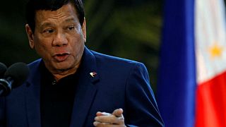 الرئيس الفيليبيني يهدد بفرض الأحكام العرفية لمواجهة التهديدات الإرهابية