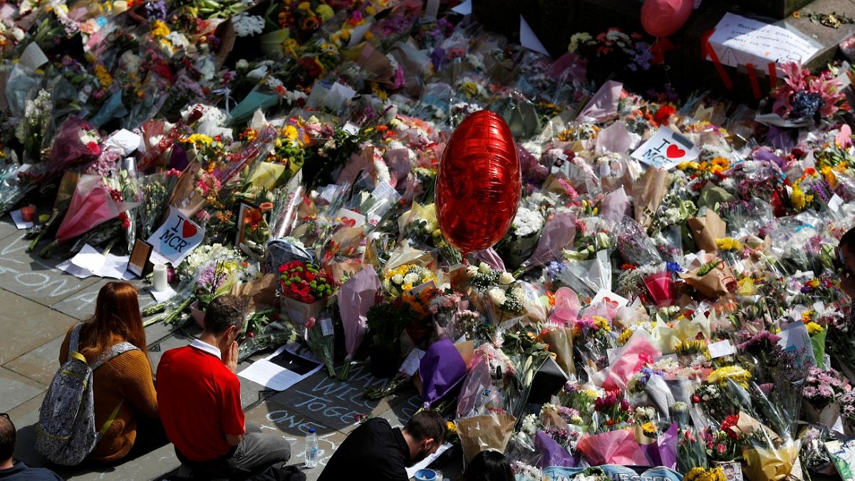 Manchester pays tribute to Manchester attack victims with candles and flowers