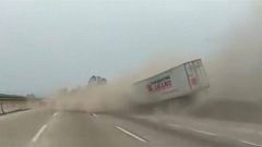 Mit 160 Sachen: Lkw rast ungebremst bergab