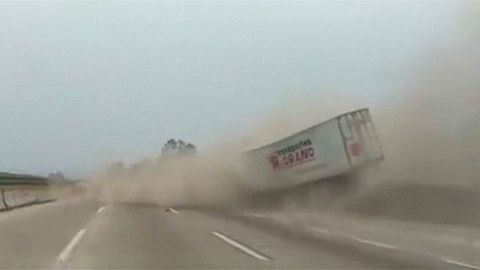 Mit 160 Sachen: Lkw rast ungebremst bergab
