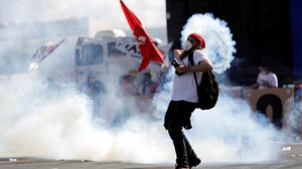 Συγκρούσεις διαδηλωτών και αστυνομικών στο Ρίο ντε Τζανέιρο Συγκρούσεις διαδηλωτών και αστυνομικών στο Ρίο ντε Τζανέιρο