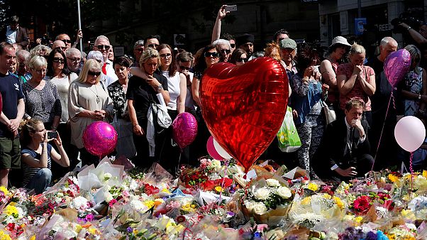 Ne nézz vissza haraggal - énekelte a tömeg Manchesterben Ne nézz vissza haraggal - énekelte a tömeg Manchesterben